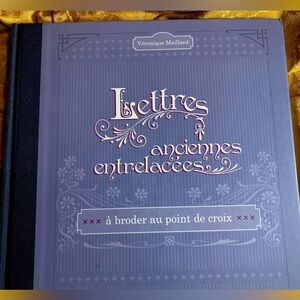 LETTRES ANCIENNES ENRELACEES - Hardcover
Maillard, Véronique French Language
